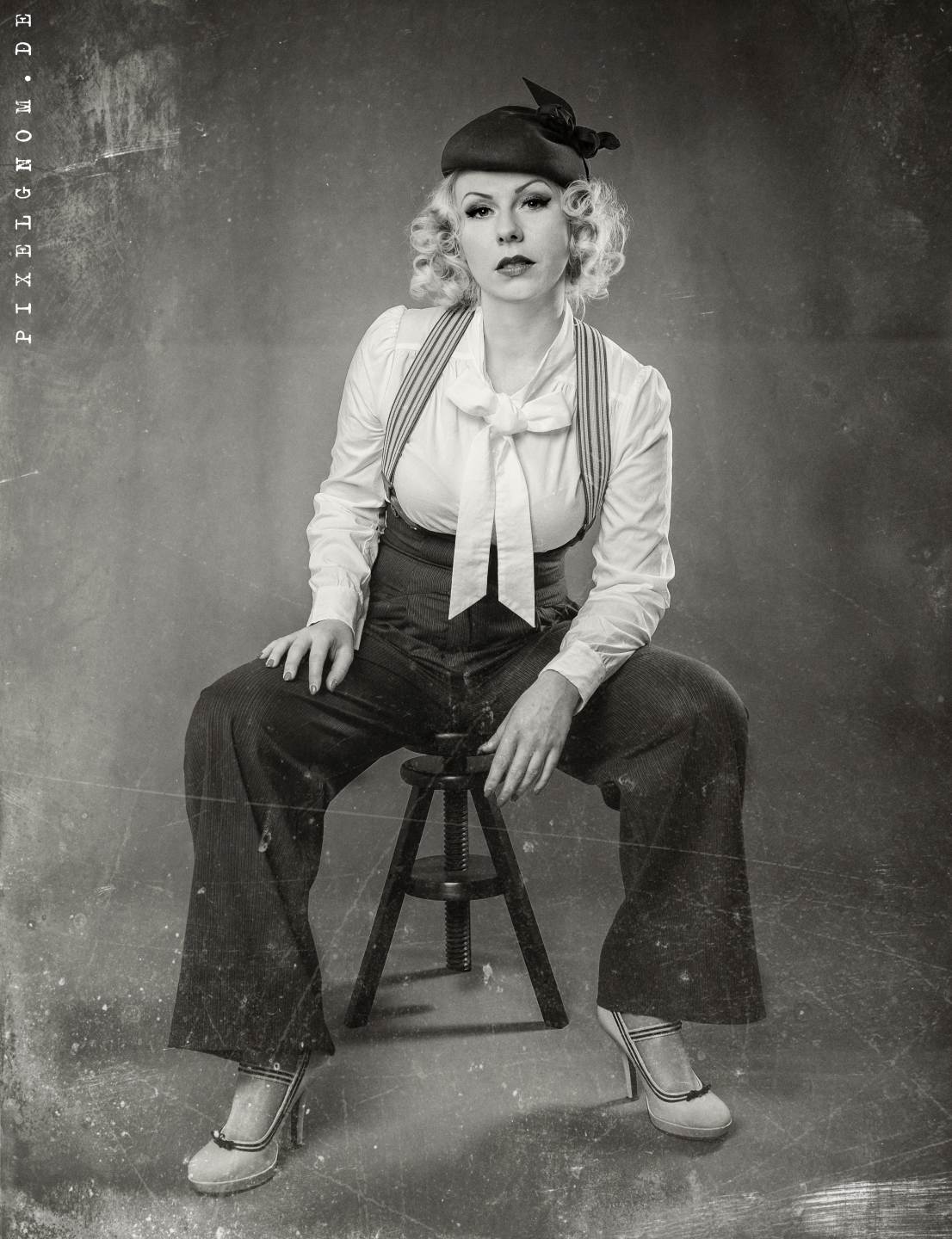 Frau im Laden Retro-Outfit